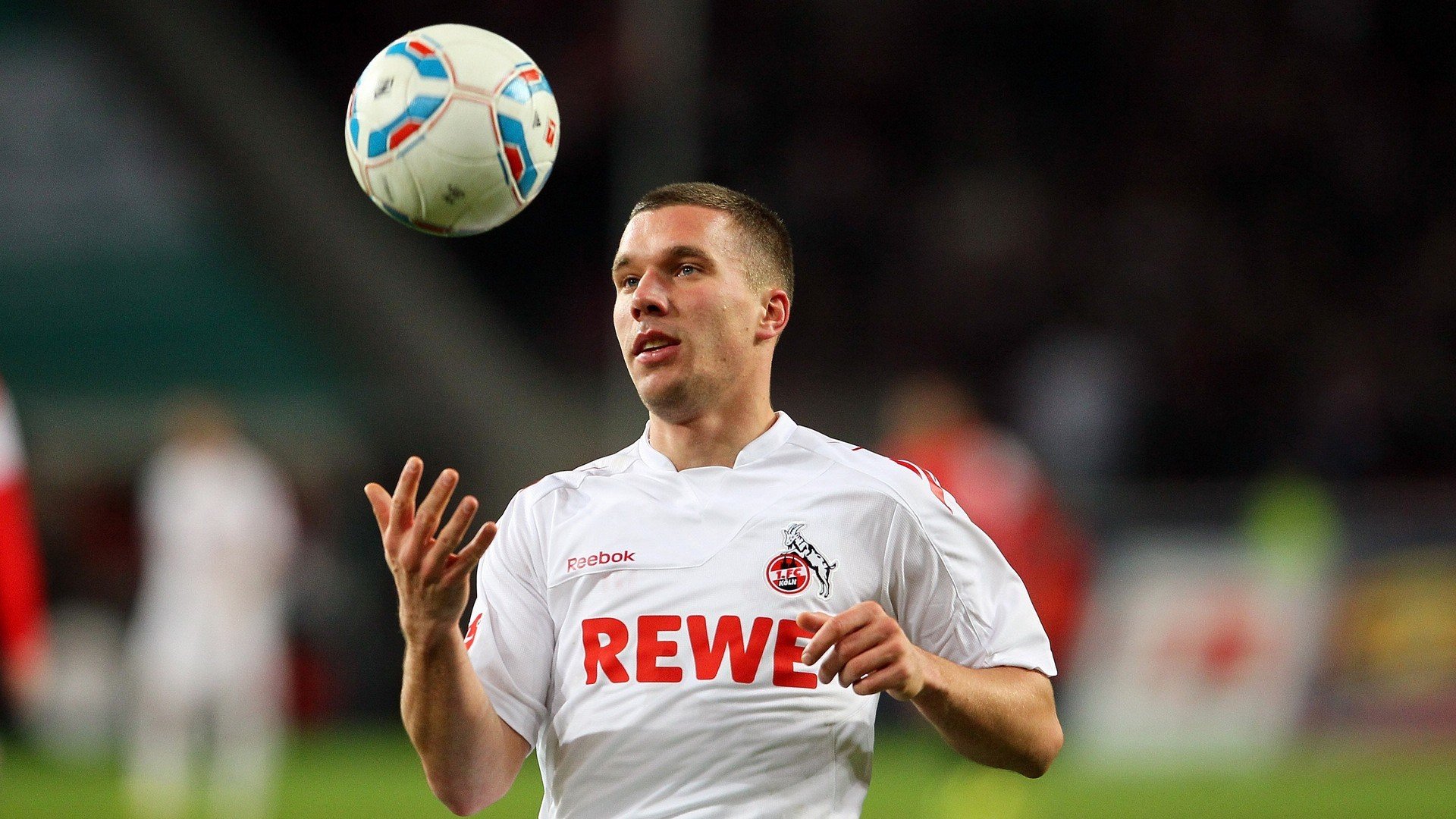 《电竞界的“金牌搭档”：合作背后的故事》，电竞与品牌合作